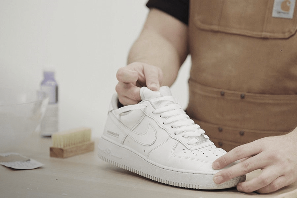 Як позбутися запаху в кросівках