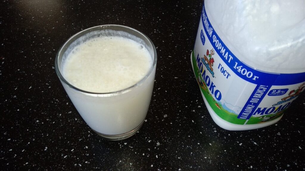 Чому скисає молоко