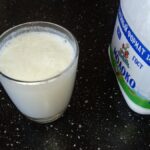 Чому скисає молоко