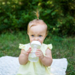 Что лучше давать ребенку: сок или воду