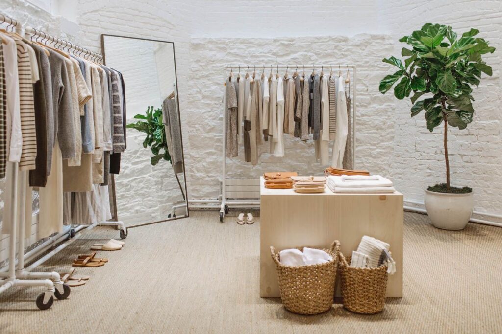 Шоурум и онлайн-торговля: Как они взаимодействуют?