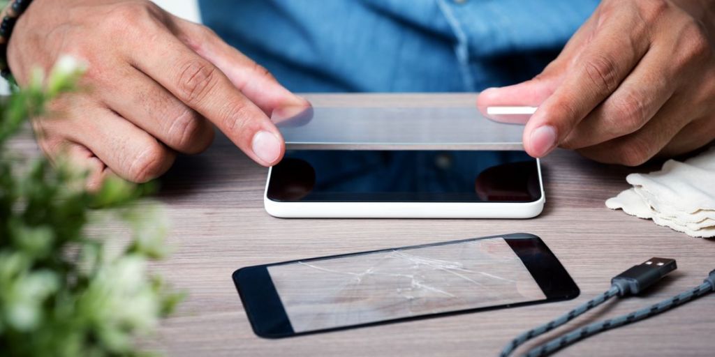 Захисне скло чи плівка: що краще для екрану вашого смартфона?