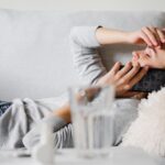 Женщина испытывает головную боль