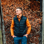 Почему стоит купить мужскую безрукавку с капюшоном?