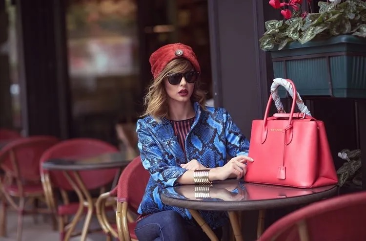 Красная сумка в офисе: можно ли носить яркий аксессуар на работу?