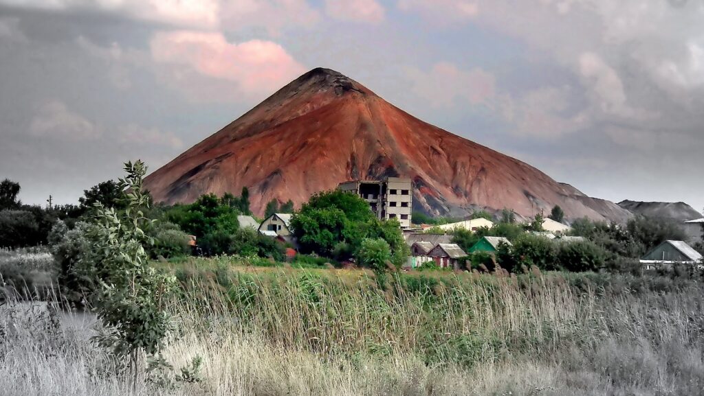 Что такое терриконы и как они образуются в промышленных регионах