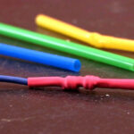 Герметичное соединение проводов на улице и во влажных помещениях: почему изолента проигрывает термоусадке